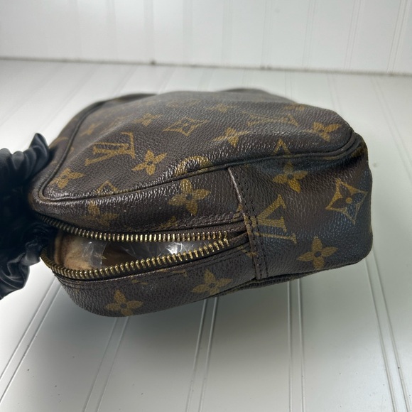 Genuine Louis Vuitton Trousse 23 Unisex
Brown Monogram Canvas Cosmetic Bag - Picture 9 of 14